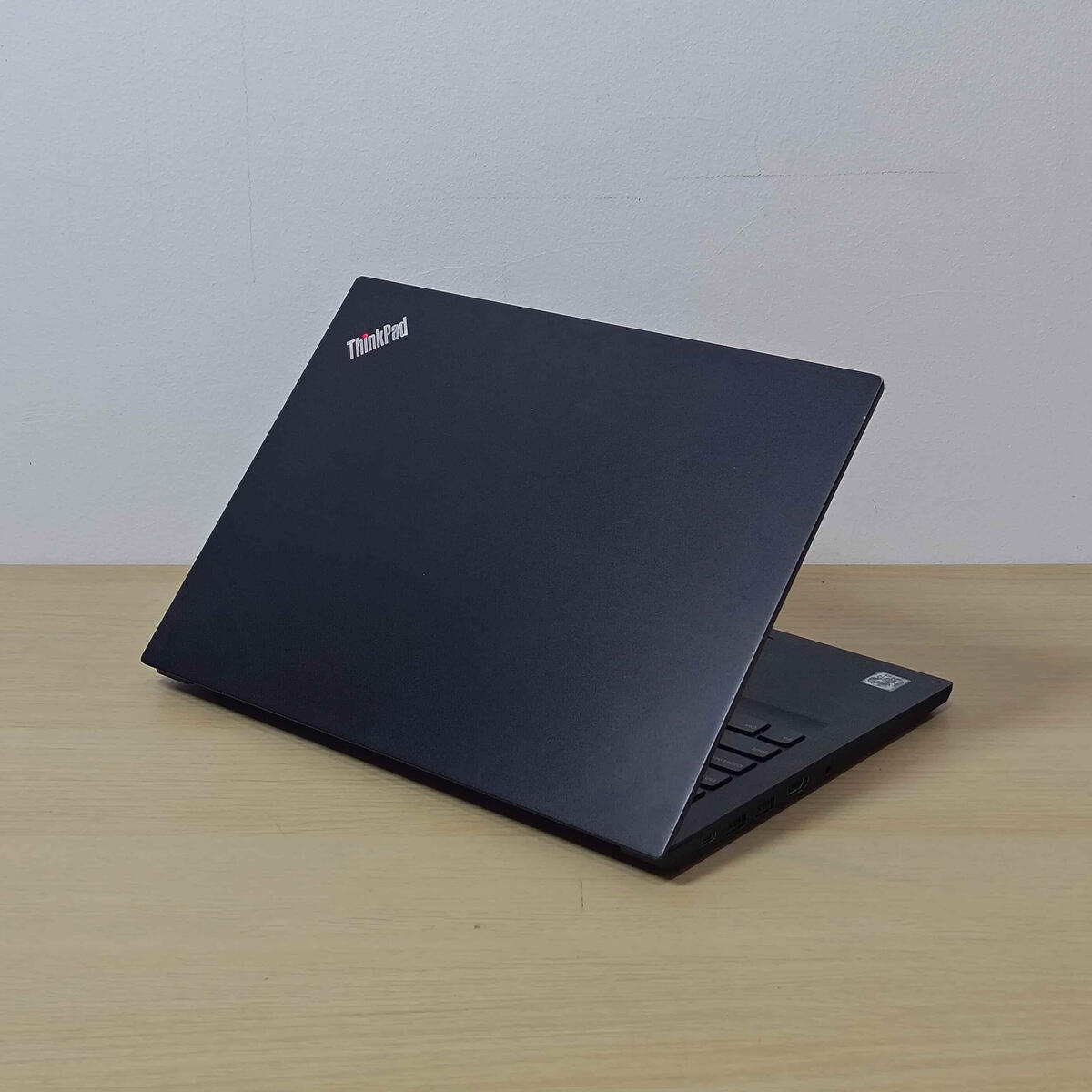 Lenovo Thinkpad E14G1 Belakang Kiri Lenovo Thinkpad E14G1 Belakang Kiri Butik Laptop