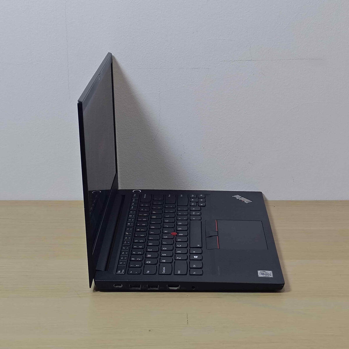 Lenovo Thinkpad E14G1 Samping Kanan Lenovo Thinkpad E14G1 Samping Kanan Butik Laptop