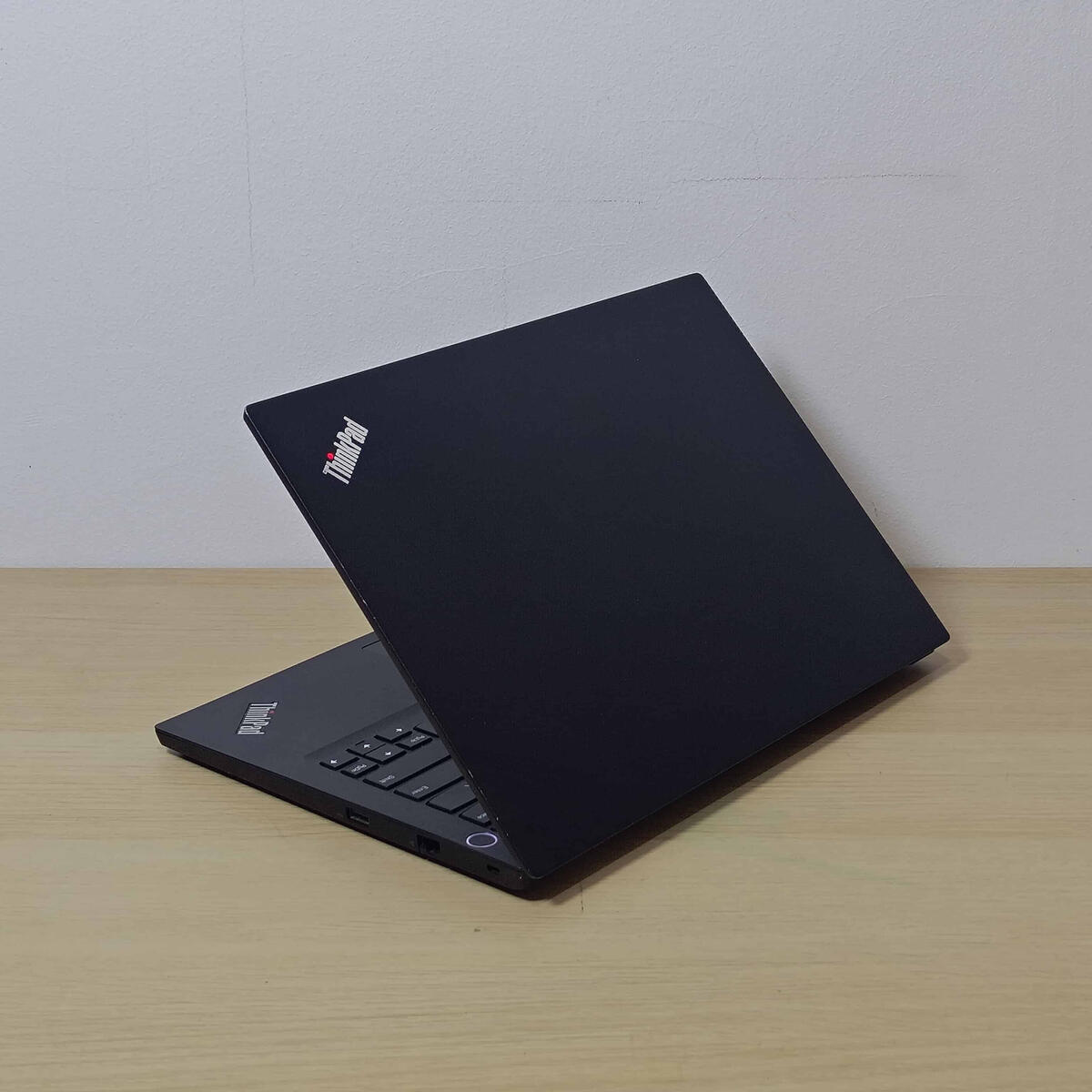 Lenovo Thinkpad E14G1 Belakang Kanan Lenovo Thinkpad E14G1 Belakang Kanan Butik Laptop