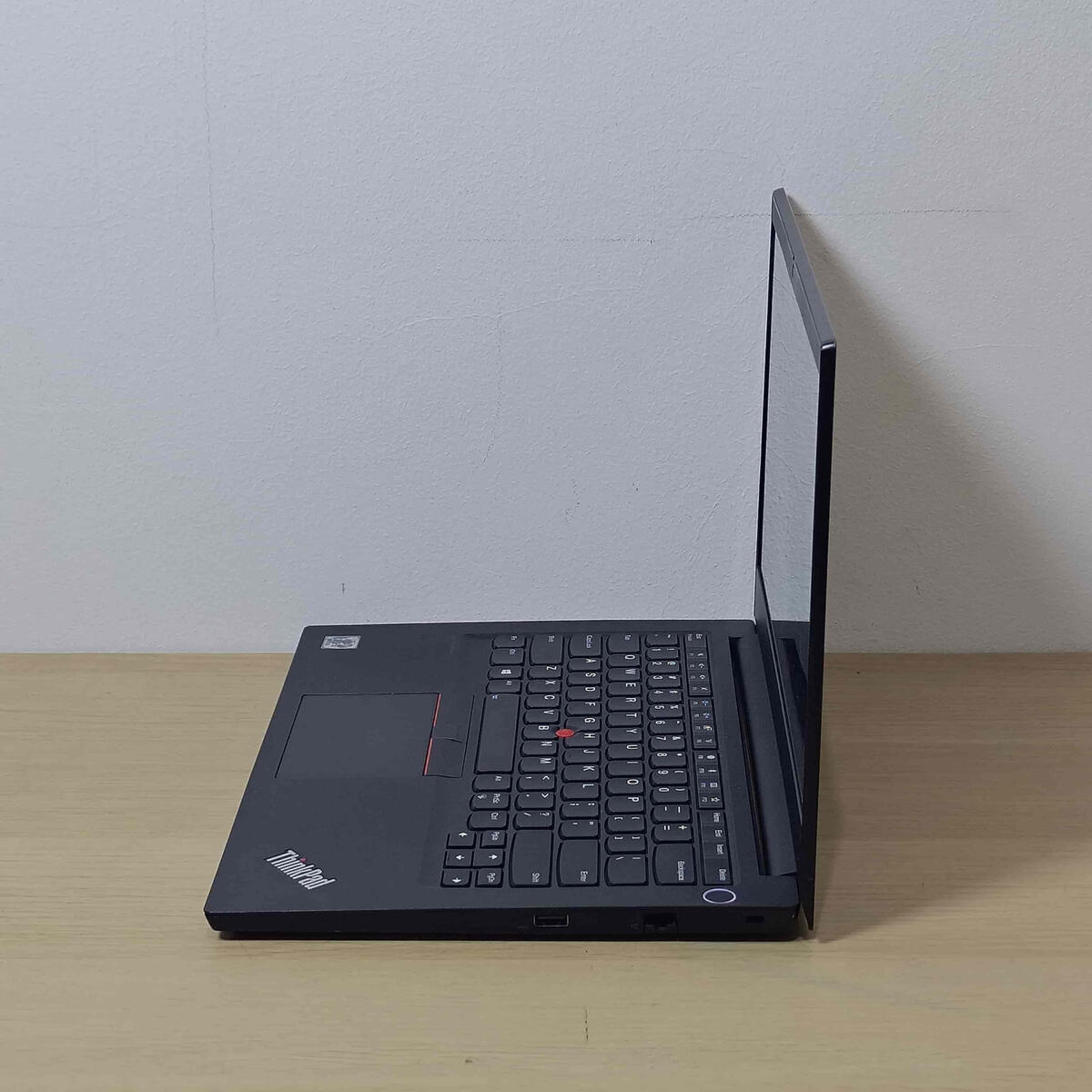 Lenovo Thinkpad E14G1 Samping Kiri Lenovo Thinkpad E14G1 Samping Kiri Butik Laptop